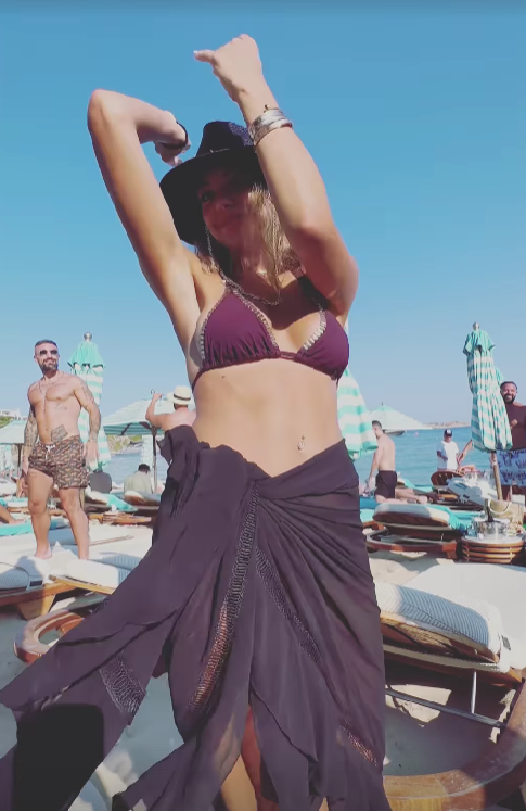 Mykonos'u salladı! Tuvana Türkay'dan nefes kesen oryantal şov: Mor bikinisiyle plajda kurtlarını döktü 4