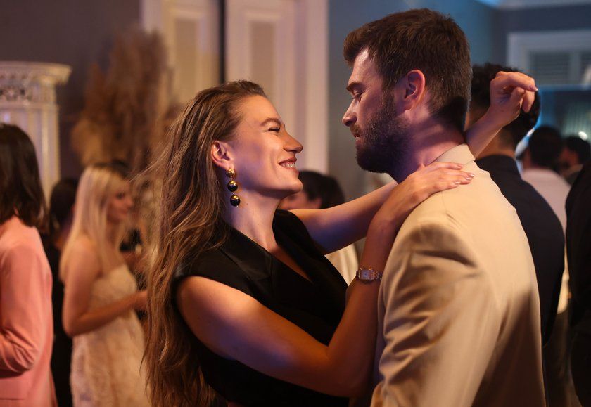 Hepsi birbirinden ünlü! Dizilerin favori çiftlerinin bölüm başına kazandığı ücret dudak uçuklattı: İşte en çok kazanan ikili 6