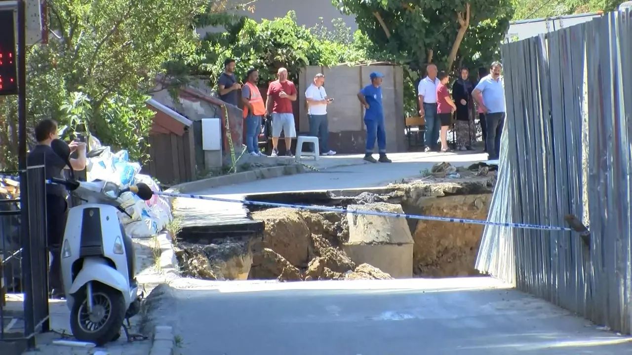 İstanbul'da korku dolu anlar: AK Parti'nin önerge verdiği yol çöktü! Çevre binalar boşaltıldı... 1