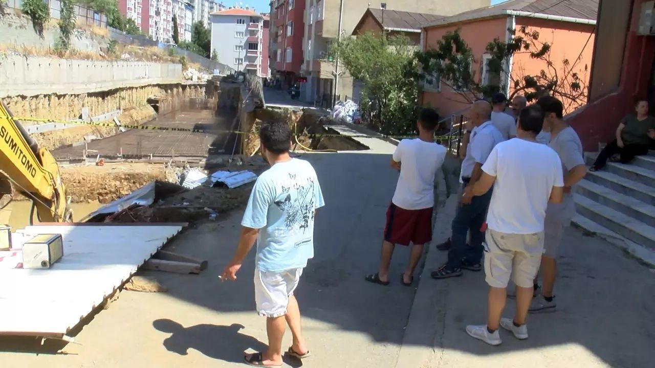 İstanbul'da korku dolu anlar: AK Parti'nin önerge verdiği yol çöktü! Çevre binalar boşaltıldı... 5