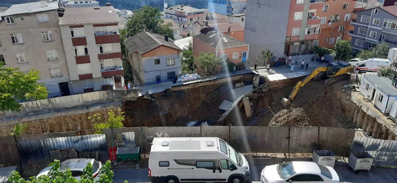 İstanbul'da korku dolu anlar: AK Parti'nin önerge verdiği yol çöktü! Çevre binalar boşaltıldı... 2