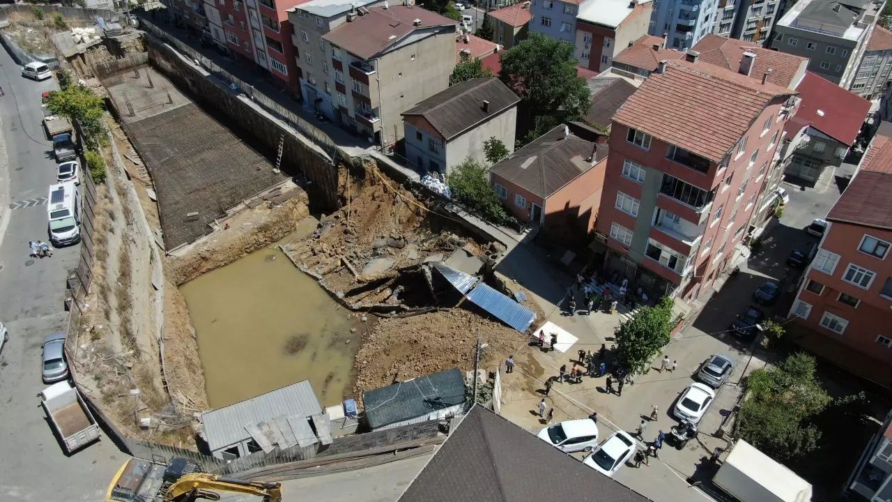 İstanbul'da korku dolu anlar: AK Parti'nin önerge verdiği yol çöktü! Çevre binalar boşaltıldı... 6