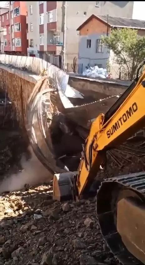 İstanbul'da korku dolu anlar: AK Parti'nin önerge verdiği yol çöktü! Çevre binalar boşaltıldı... 7