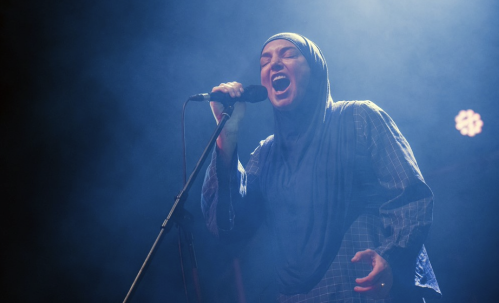 Sinead O’Connor, binlerce seveni tarafından son yolculuğuna uğurlandı 1
