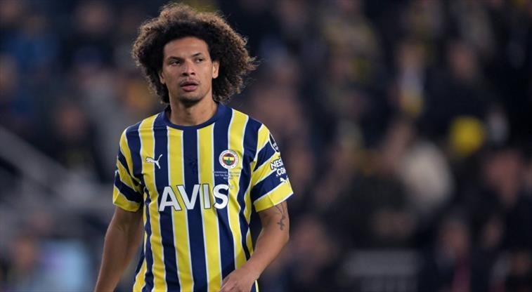 Fenerbahçe'de ayrılacak 5 isim daha belirlendi! Adını bile unuttuğumuz futbolcuya talip var... 4