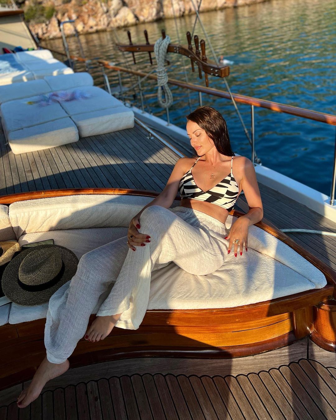 Tatil pozlarını paylaşmaya doyamadı! Fahriye Evcen'den teknede dudak uçuklatan kareler 7