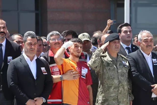 Türkiye şehitlerini uğurladı! Cenaze törenlerinde yürek burkan anlar... 3