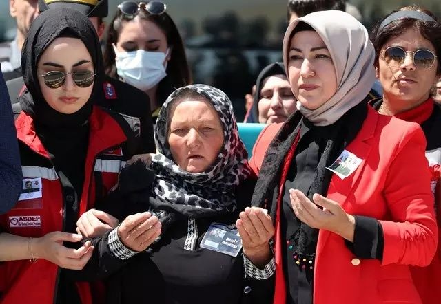 Türkiye şehitlerini uğurladı! Cenaze törenlerinde yürek burkan anlar... 12