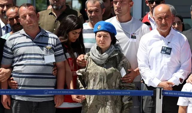 Türkiye şehitlerini uğurladı! Cenaze törenlerinde yürek burkan anlar... 13