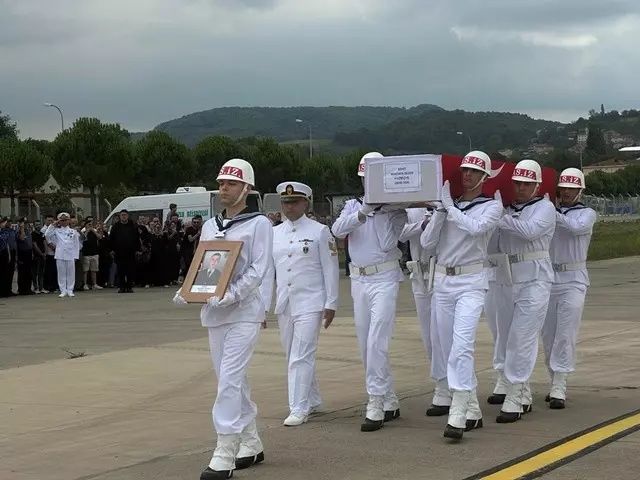 Türkiye şehitlerini uğurladı! Cenaze törenlerinde yürek burkan anlar... 11
