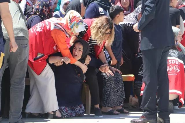 Türkiye şehitlerini uğurladı! Cenaze törenlerinde yürek burkan anlar... 4