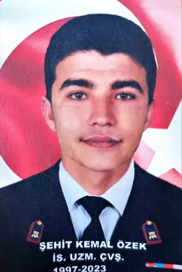 Türkiye şehitlerini uğurladı! Cenaze törenlerinde yürek burkan anlar... 5