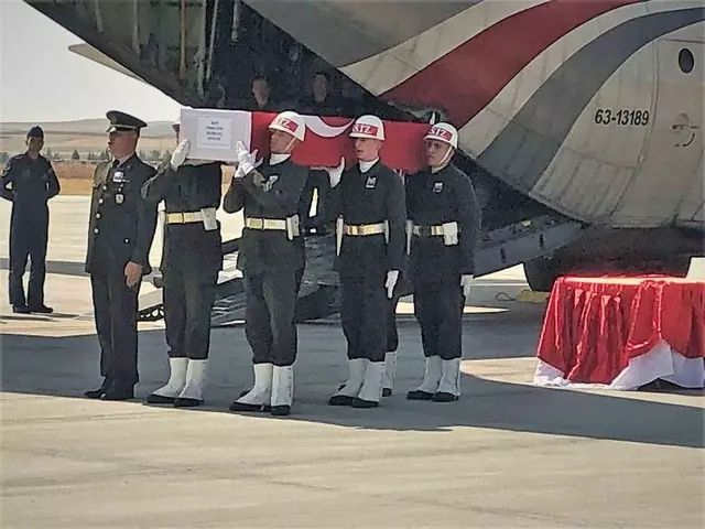 Türkiye şehitlerini uğurladı! Cenaze törenlerinde yürek burkan anlar... 6