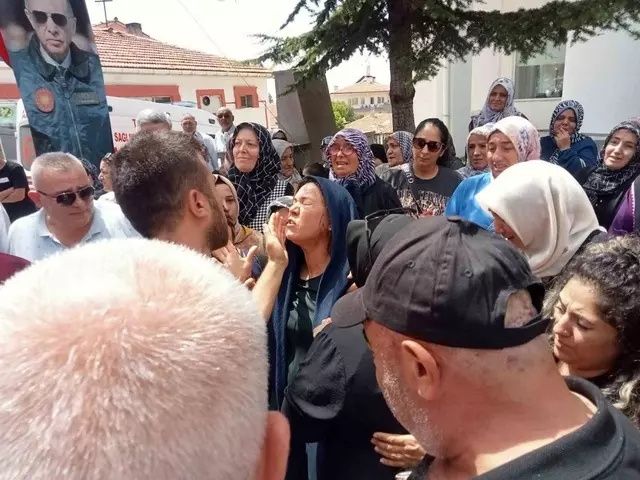 Türkiye şehitlerini uğurladı! Cenaze törenlerinde yürek burkan anlar... 7