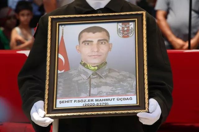 Türkiye şehitlerini uğurladı! Cenaze törenlerinde yürek burkan anlar... 8