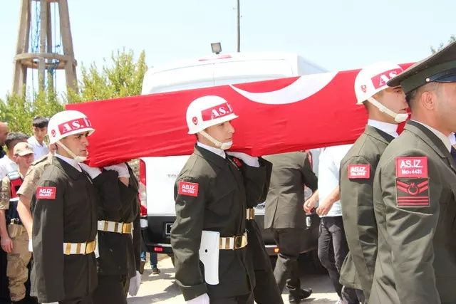 Türkiye şehitlerini uğurladı! Cenaze törenlerinde yürek burkan anlar... 9