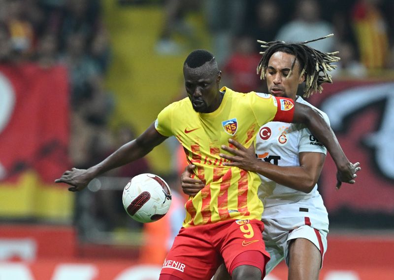 Kerem Aktürkoğlu ile Zaha arasında gerginlik! Ünlü yorumcunun gözünden kaçmadı 2