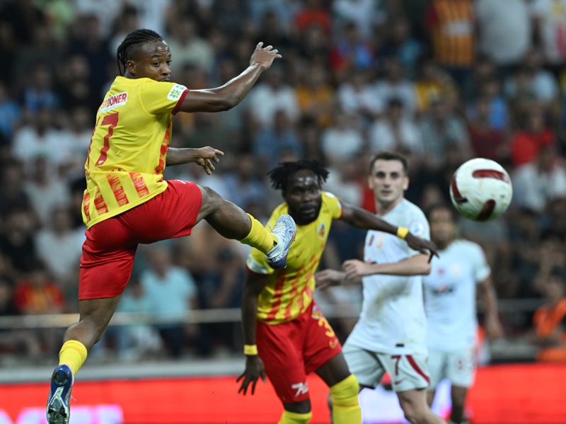 Kerem Aktürkoğlu ile Zaha arasında gerginlik! Ünlü yorumcunun gözünden kaçmadı 3