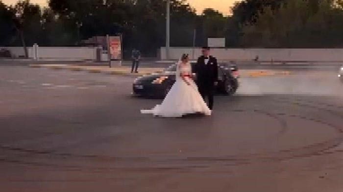 Trafik magandasından 'pes' dedirten olay! Gelin ve damadın etrafında lüks aracıyla drift attı! Onlarca kişinin canını hiçe saydı 1