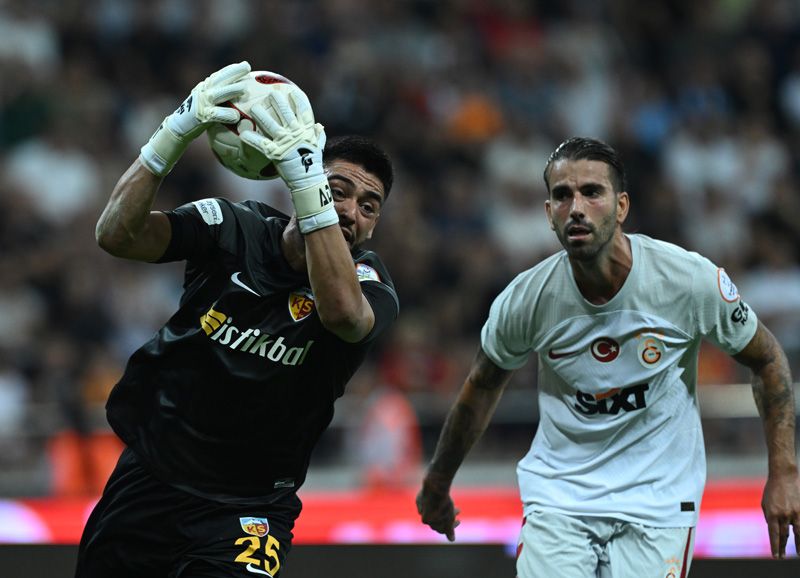 Galatasaray'da Okan Buruk; Yunus Akgün, Morutan, Yusuf Demir, Midtsjö ve Dubois'in hesabını kesti 6