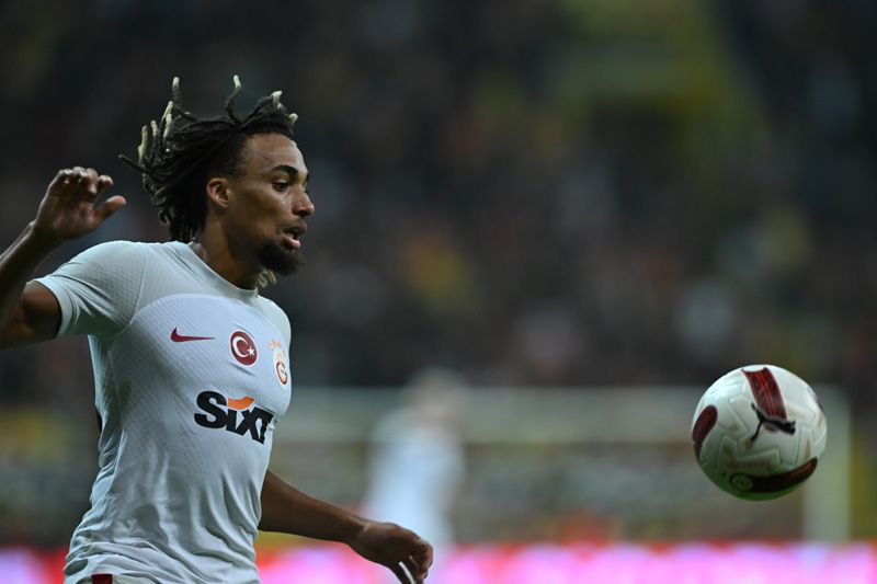 Galatasaray'da Okan Buruk; Yunus Akgün, Morutan, Yusuf Demir, Midtsjö ve Dubois'in hesabını kesti 15