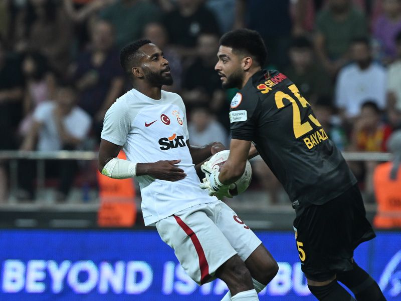 Erden Timur'un Ali Koç'a çalım atarak Galatasaray'a transfer ettiği Zaha hakkında ortaya atılan iddia camiada şok etkisi yarattı 11