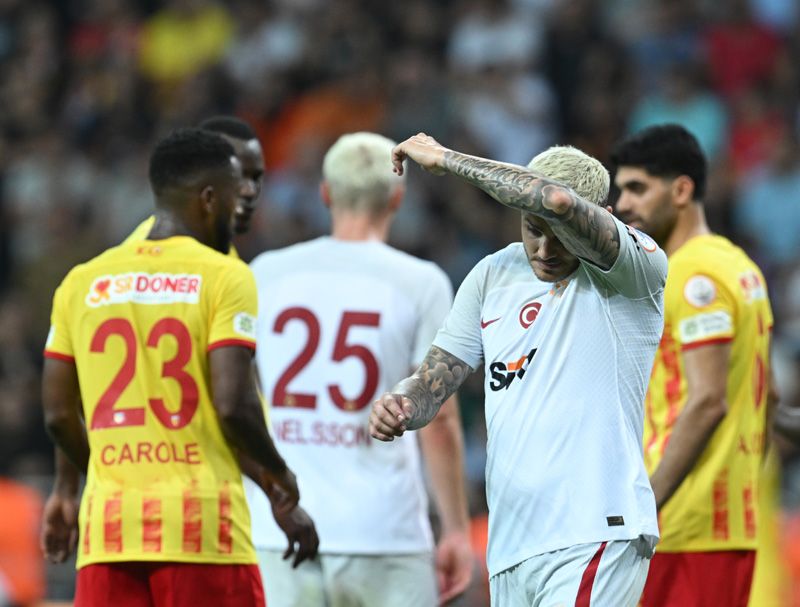 Erden Timur'un Ali Koç'a çalım atarak Galatasaray'a transfer ettiği Zaha hakkında ortaya atılan iddia camiada şok etkisi yarattı 7