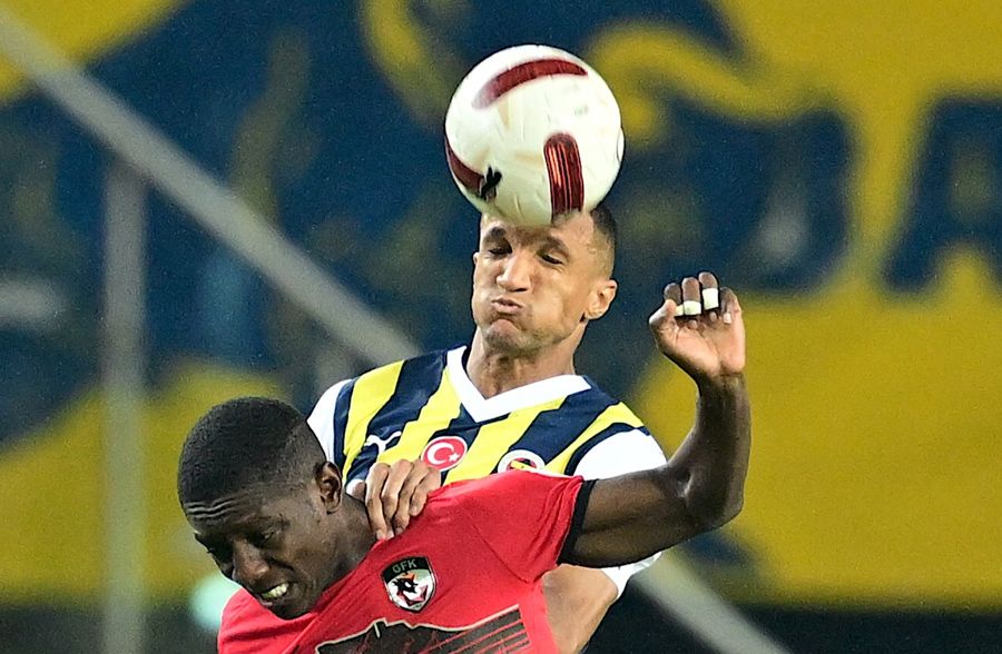 Fenerbahçe inceci orta sahayı Galatasaray'ın elinden kaptı ünlü yorumcu, Erden Timur'a gönderme yaptı 8