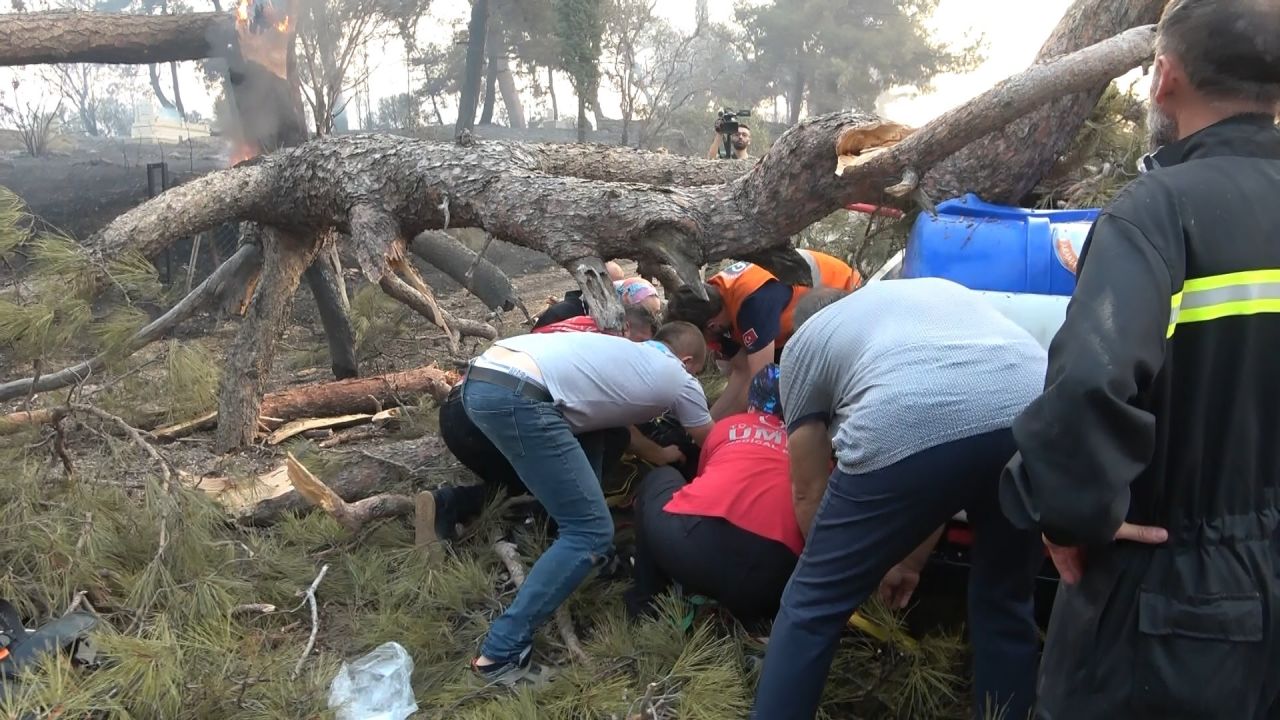 Çanakkale'de orman yangını! Alevlere müdahale eden görevlinin üzerine ağaç devrildi 1