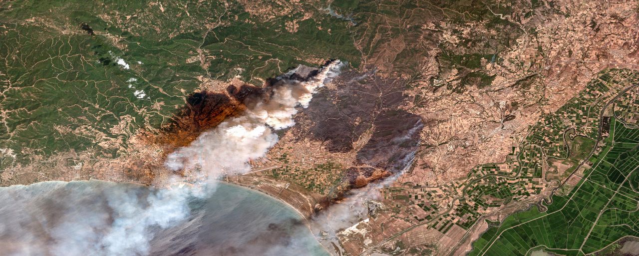 Yunanistan’daki yangın ülkeyi cehenneme çevirdi! Facia uydudan görüntülendi 5