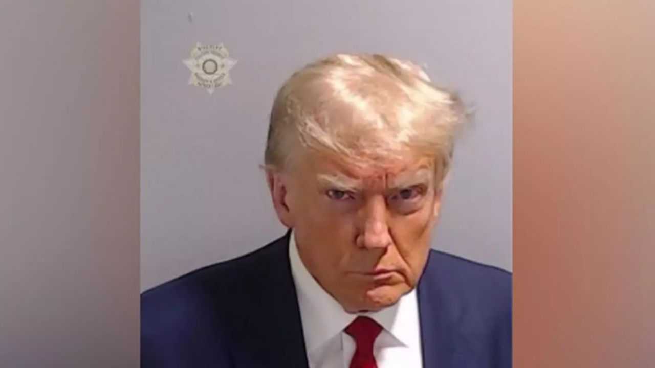 Trump'ın sabıka fotoğrafı internet fenomenine dönüştü! Birbirinden komik paylaşımlar... 2