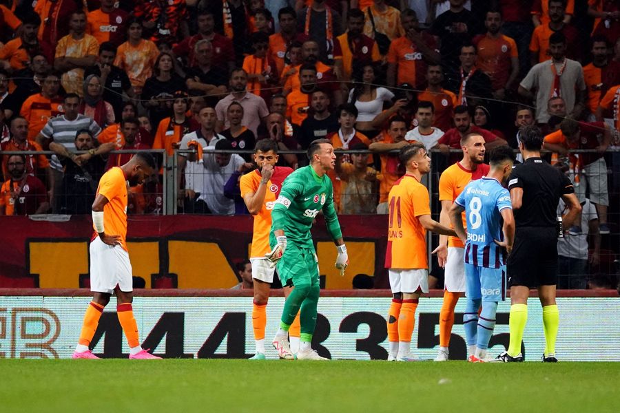 Yunus Akgün'ün İngiltere uçağında bir yıldız daha! Galatasaray'da 25 milyon euro'luk ayrılık 11