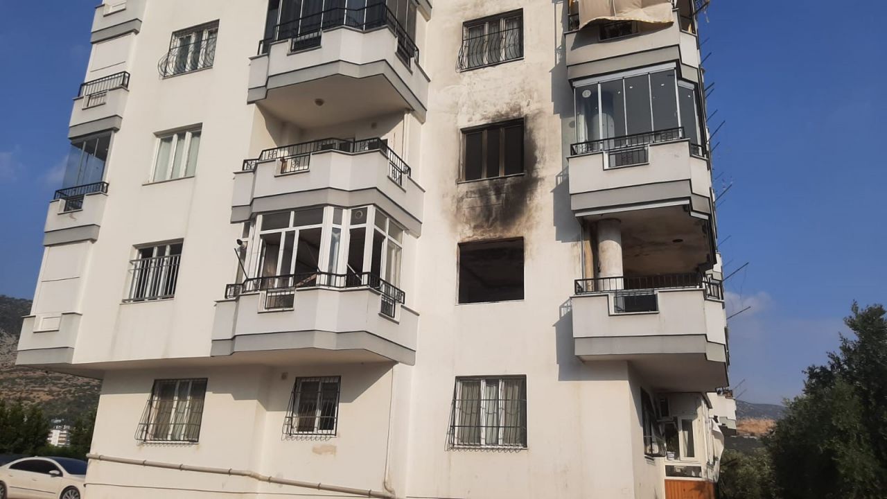 Aynı apartmanda 1 haftada 8 kez yangın çıktı: Sopalı nöbete başladılar 1