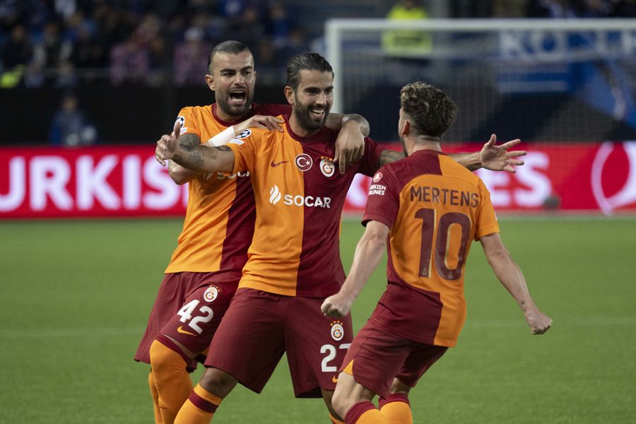 Okan Buruk, Erden Timur ve Ayhan Akman gece 03:00'e kadar toplantı yaptı 8 numara transferi ortaya çıktı 6