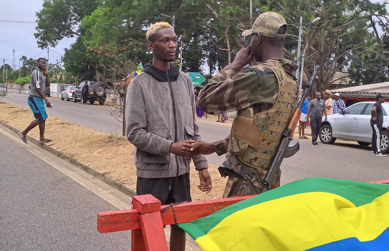 Gabon Devlet Başkanı Ondimba evinde alıkonuldu! Darbe destekçisi halk sokağa döküldü 1