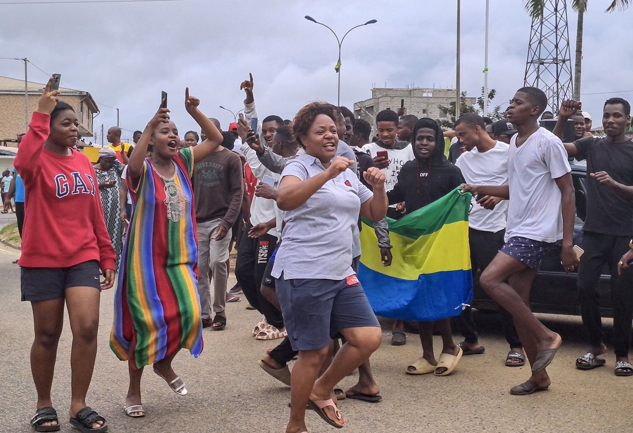 Gabon Devlet Başkanı Ondimba evinde alıkonuldu! Darbe destekçisi halk sokağa döküldü 2