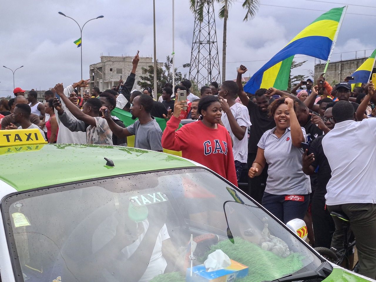 Gabon Devlet Başkanı Ondimba evinde alıkonuldu! Darbe destekçisi halk sokağa döküldü 3