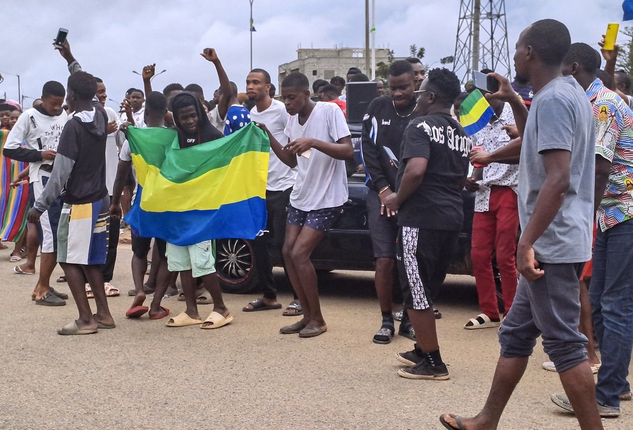 Gabon Devlet Başkanı Ondimba evinde alıkonuldu! Darbe destekçisi halk sokağa döküldü 4