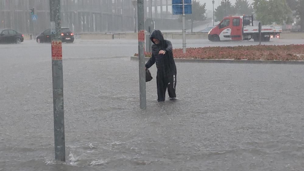 Samsun'da sağanak sele neden oldu! Caddeler göle döndü, ev ve iş yerlerini su bastı! 18