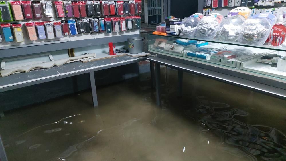 Samsun'da sağanak sele neden oldu! Caddeler göle döndü, ev ve iş yerlerini su bastı! 16