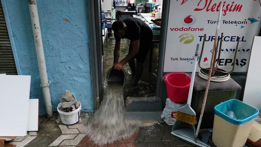 Samsun'da sağanak sele neden oldu! Caddeler göle döndü, ev ve iş yerlerini su bastı! 15