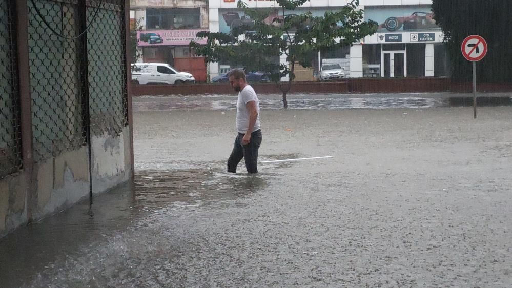 Samsun'da sağanak sele neden oldu! Caddeler göle döndü, ev ve iş yerlerini su bastı! 14