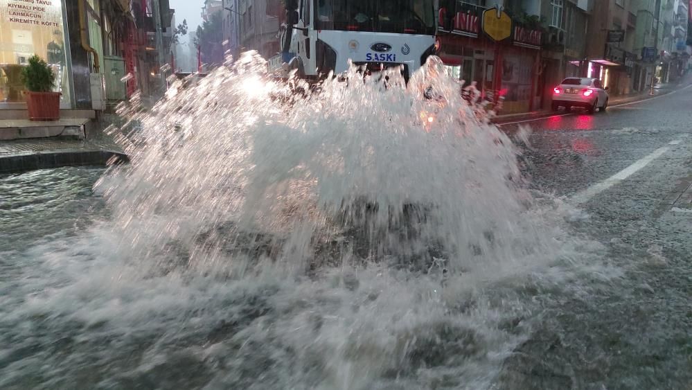 Samsun'da sağanak sele neden oldu! Caddeler göle döndü, ev ve iş yerlerini su bastı! 13