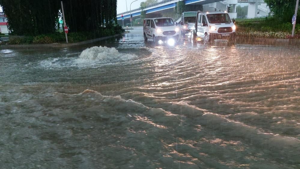 Samsun'da sağanak sele neden oldu! Caddeler göle döndü, ev ve iş yerlerini su bastı! 12