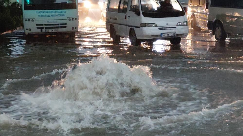 Samsun'da sağanak sele neden oldu! Caddeler göle döndü, ev ve iş yerlerini su bastı! 10