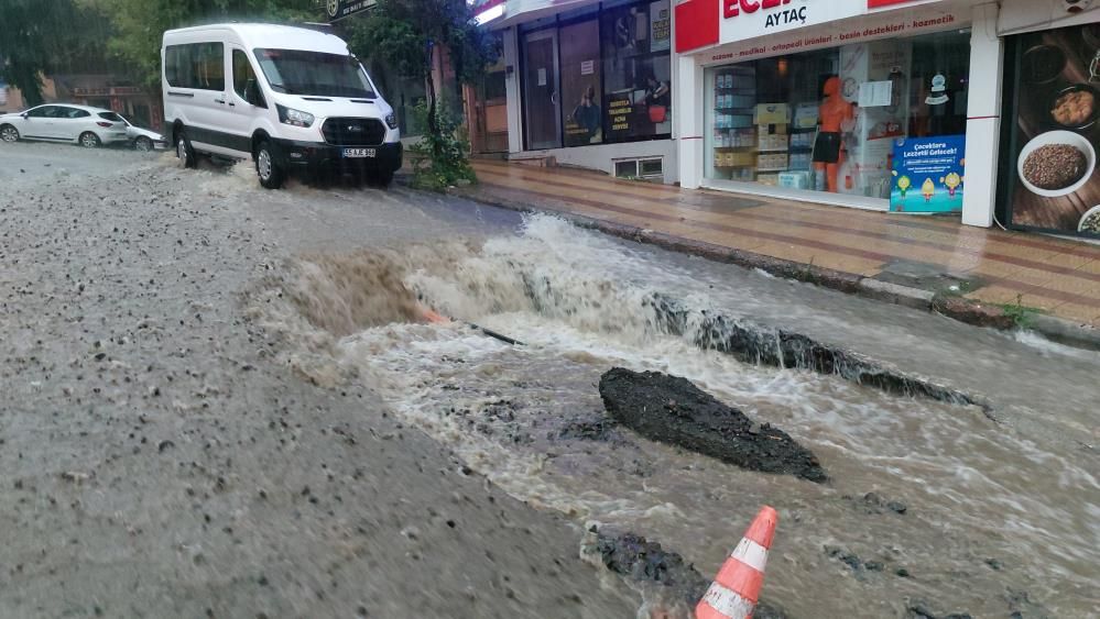 Samsun'da sağanak sele neden oldu! Caddeler göle döndü, ev ve iş yerlerini su bastı! 9