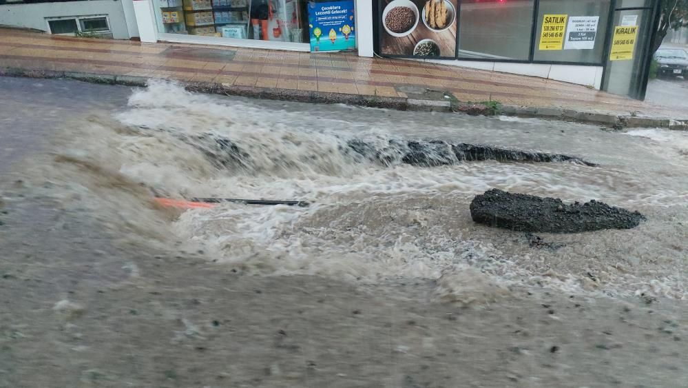 Samsun'da sağanak sele neden oldu! Caddeler göle döndü, ev ve iş yerlerini su bastı! 8