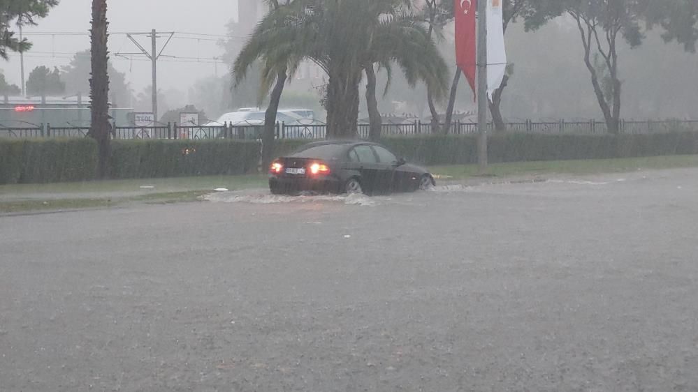 Samsun'da sağanak sele neden oldu! Caddeler göle döndü, ev ve iş yerlerini su bastı! 6