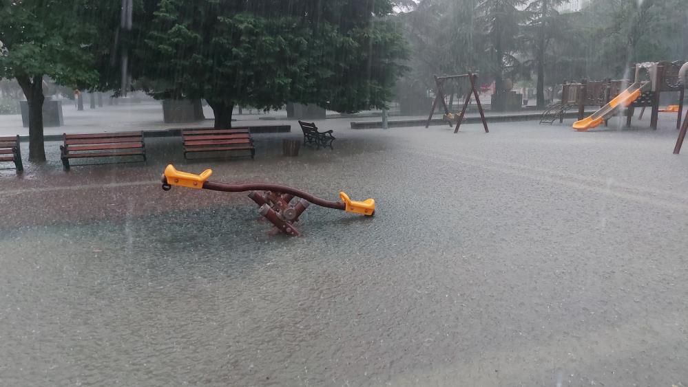 Samsun'da sağanak sele neden oldu! Caddeler göle döndü, ev ve iş yerlerini su bastı! 3