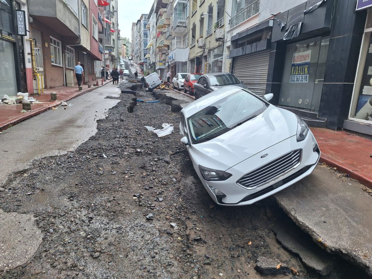 Samsun'da sel yollar yardı, araçları yan yatırdı 4